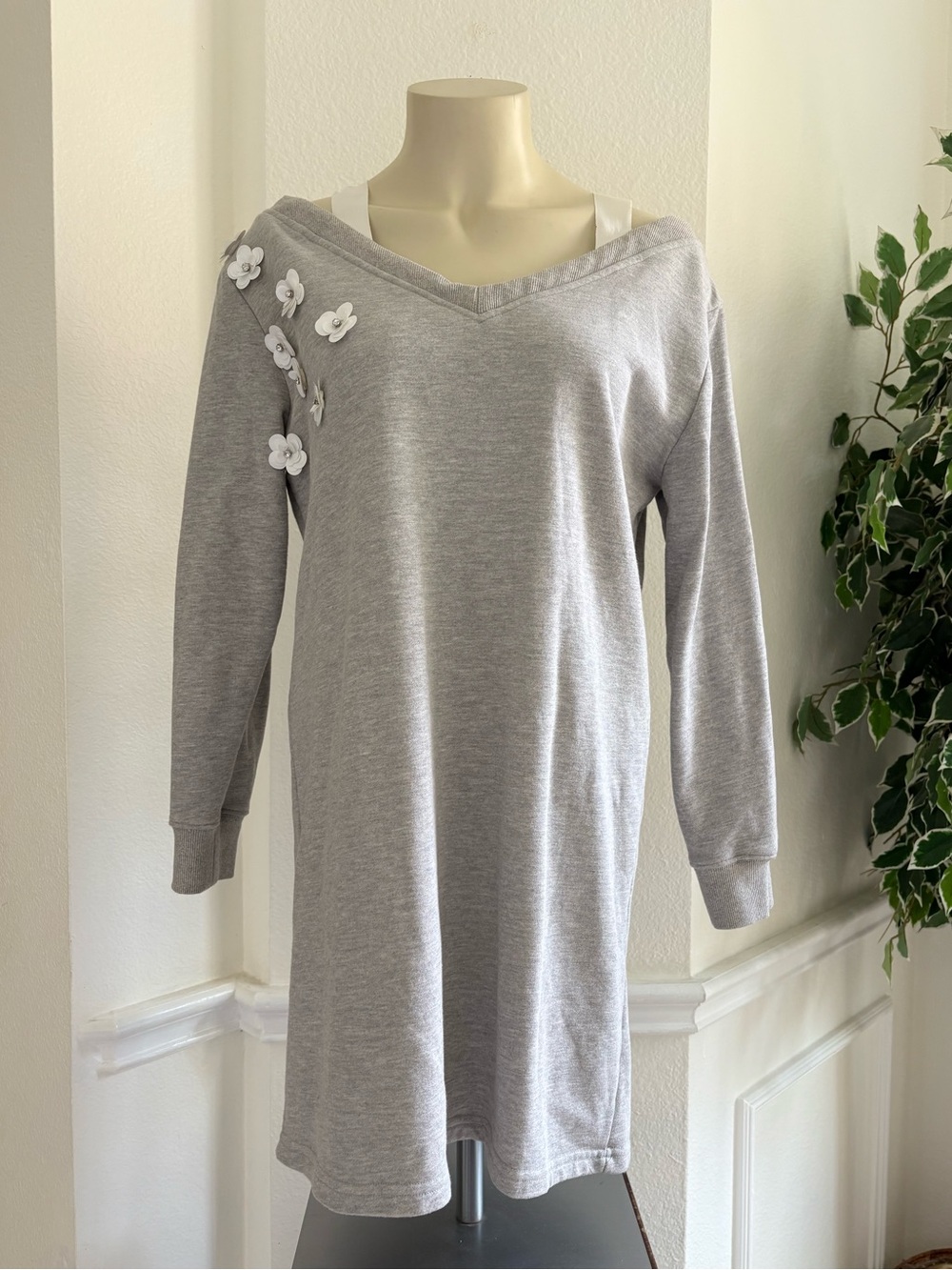 Gray V-Neck Floral Applique Sweatshirt Dress
